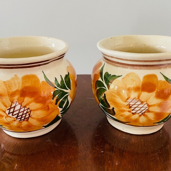 Pair Mexican vintage hand-painted ceramic planters with orange flowers - Picture 2 of 5